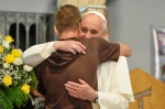 papież franciszek przytula młodego mężczyznę